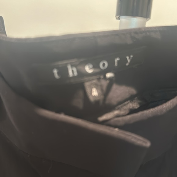 Theory silk cuffed shorts with front and back pockets. Size 4 - Picture 3 of 5